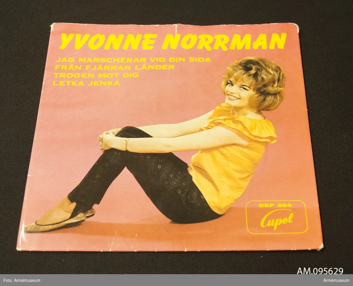 EP-skiva  från 1964 med artisten Yvonne Norman som sjunger "Jag marscherar vid din sida".