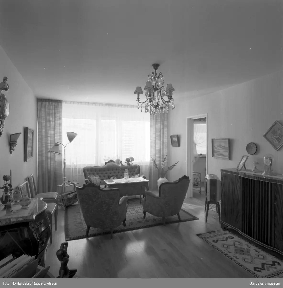 Interiörbilder från en lägenhet i Bosvedjan, kök och vardagsrum.