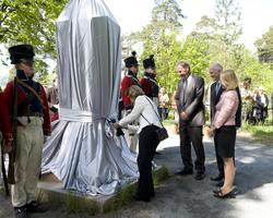 Soldater fra det Onsøske Compagni står æresvakt. Avduking av