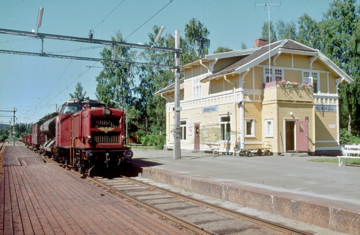 Skift til Skreialinjen med NSB dieselhydraulisk lokomotiv type Di 2. Fra persontrafikken ble nedlagt i 1963 kjørte NSB kipptog fra Eina til Reinsvoll, som deretter skiftet på Skreialinjen.