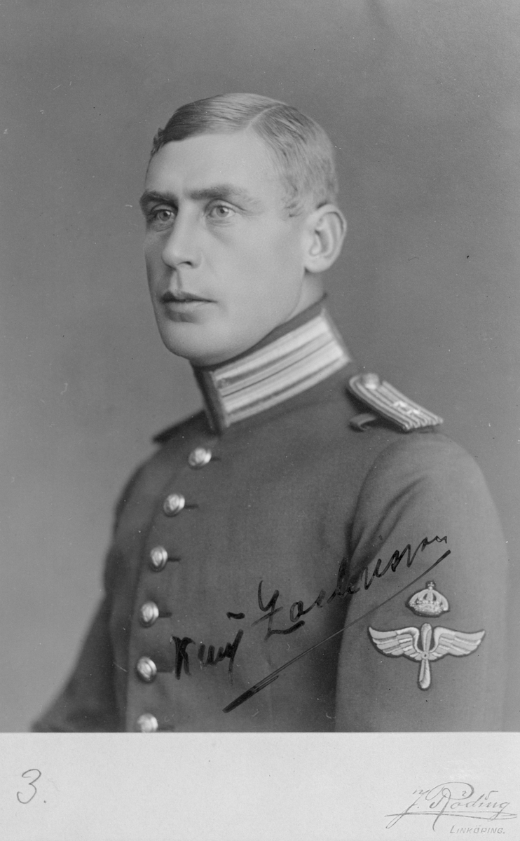 Porträtt av militära flygpionjären Knut Zachrisson. Porträttet är signerat av Zachrisson.