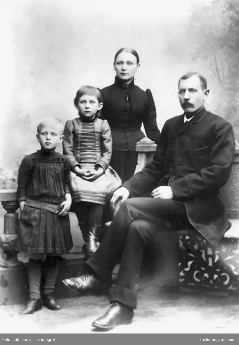 Olaussons familj. Kopia av äldre fotot. Negativ Johnsson 9629.
