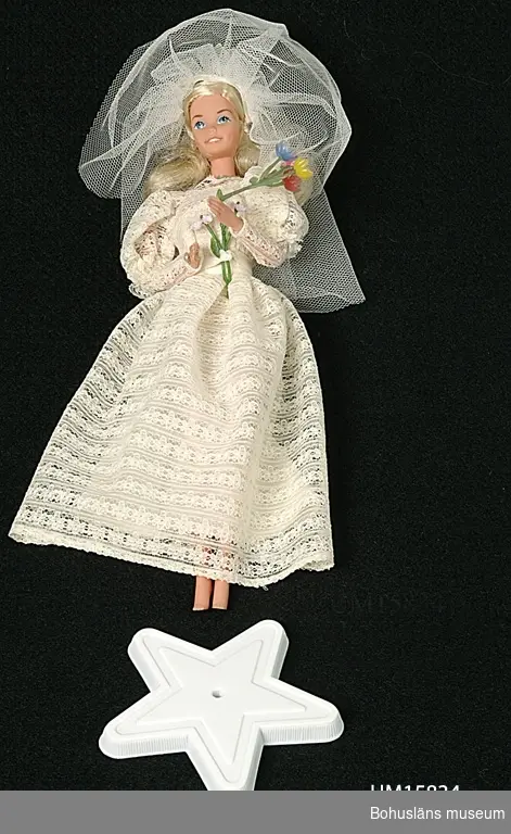 Barbiedocka klädd i slöja och brudklänning.
I originalförpackning av papp och plast.
Tillverkad för Mattel Inc. USA.

Se UM015810.