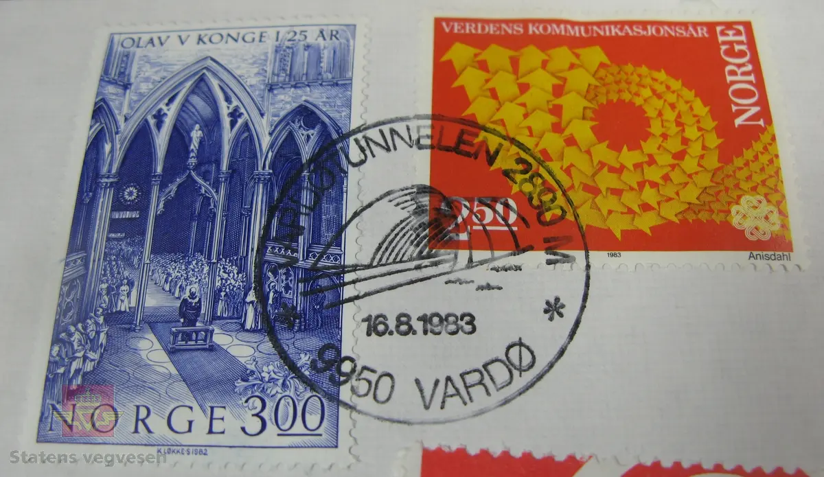 Konvolutt med frimerker og stempel som viser til vegåpningen av Vardøtunnelen den 16. august 1983. Påskrift fra Hjalmar Halvorsen og Vardø Frimerkeklubb.