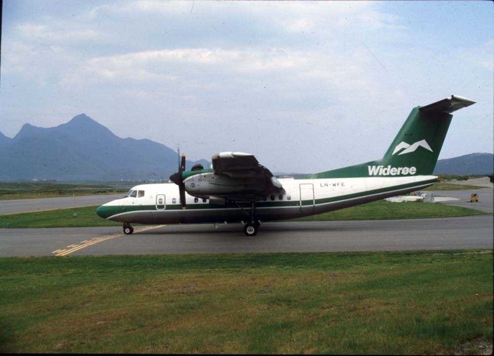 Lufthavn/Flyplass. Leknes. Ett fly, LN-WFE,  De Havilland Canada DHC-7-102 Dash7 fra Widerøe.
