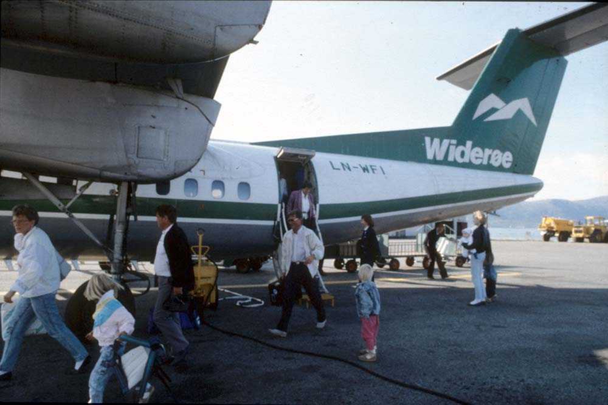 Lufthavn/Flyplass. Ett fly, LN-WFI, De Havilland Canada DHC-7-102 Dash7 fra Widerøe.