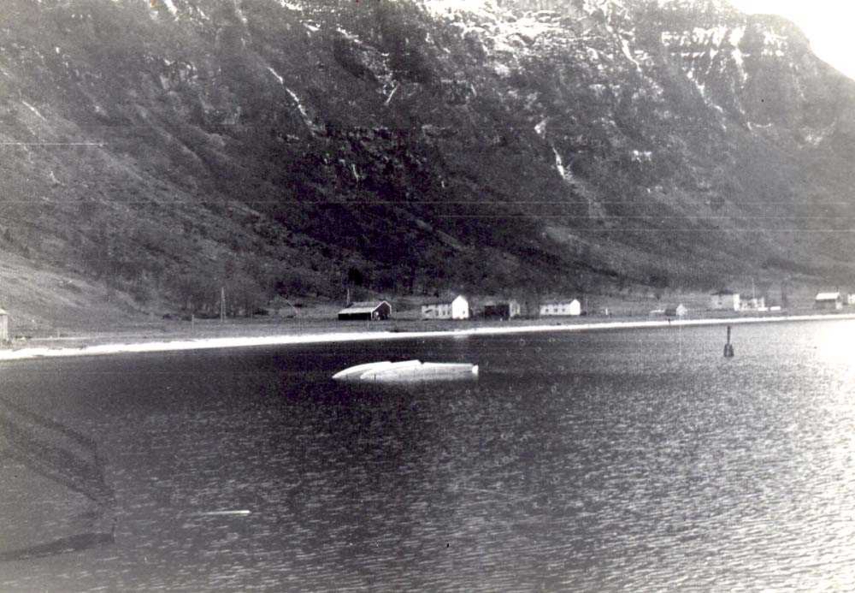 Landskap. Et fly, LN-BFP, Norseman, Widerøe, havarert Novik/Gildeskål, tauet flytende på flottørene til Storvik/ Gildeskål