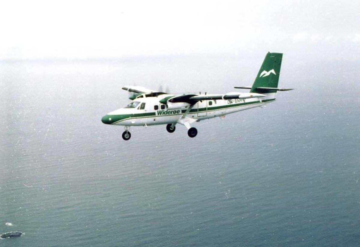 Luftfoto. Et fly, LN-BNM, DHC-6  Twin Otter fra Widerøe på tur over Vestfjorden Nordland.
