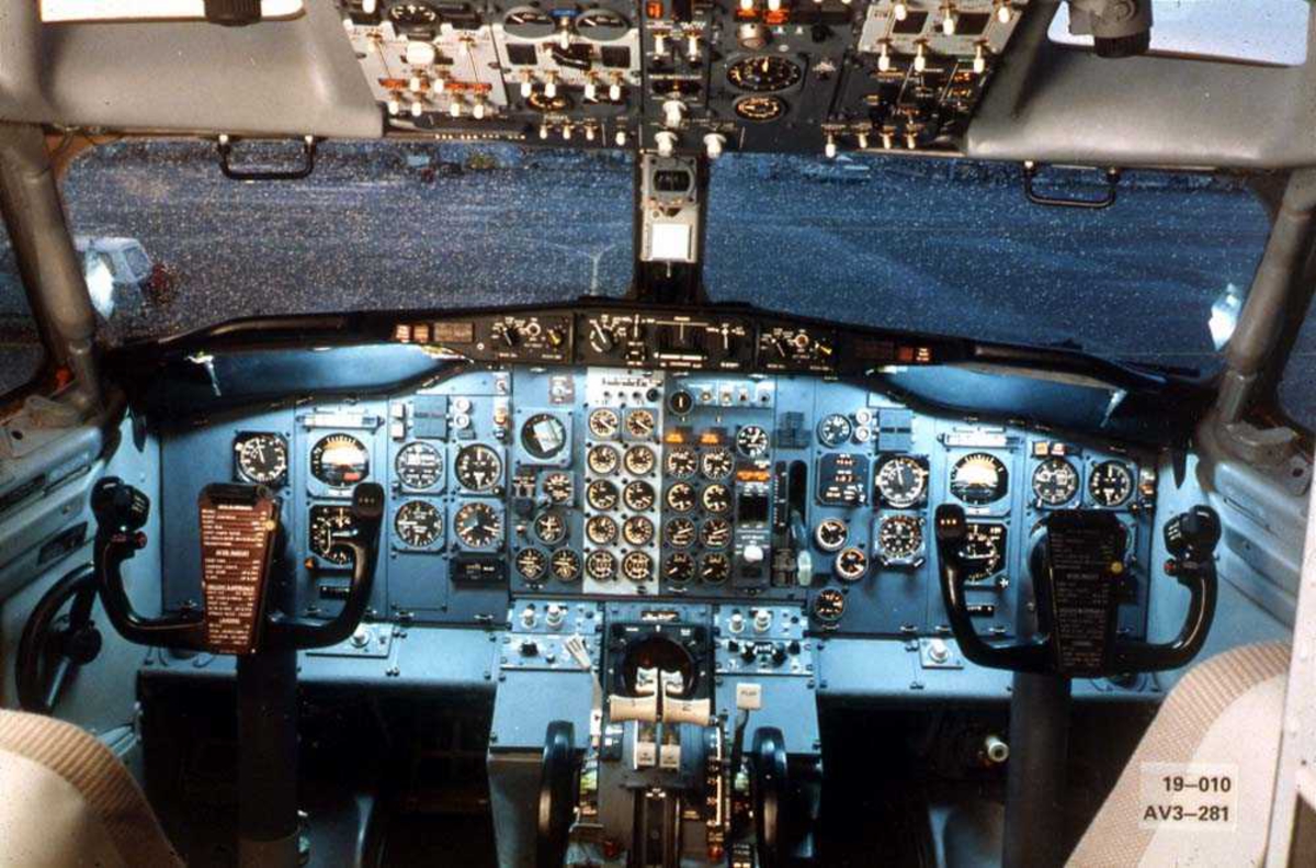 Cockpiten i ett fly, Boeing 737-200.