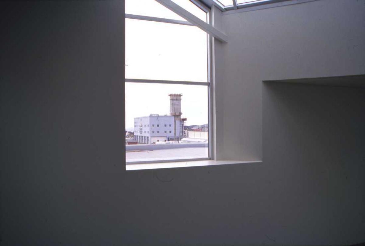 Lufthavn - flyplass. Fra et vindu i Bodøs nye Lufthavn ser man nybygget til det nye flytårnet som er under oppføring.