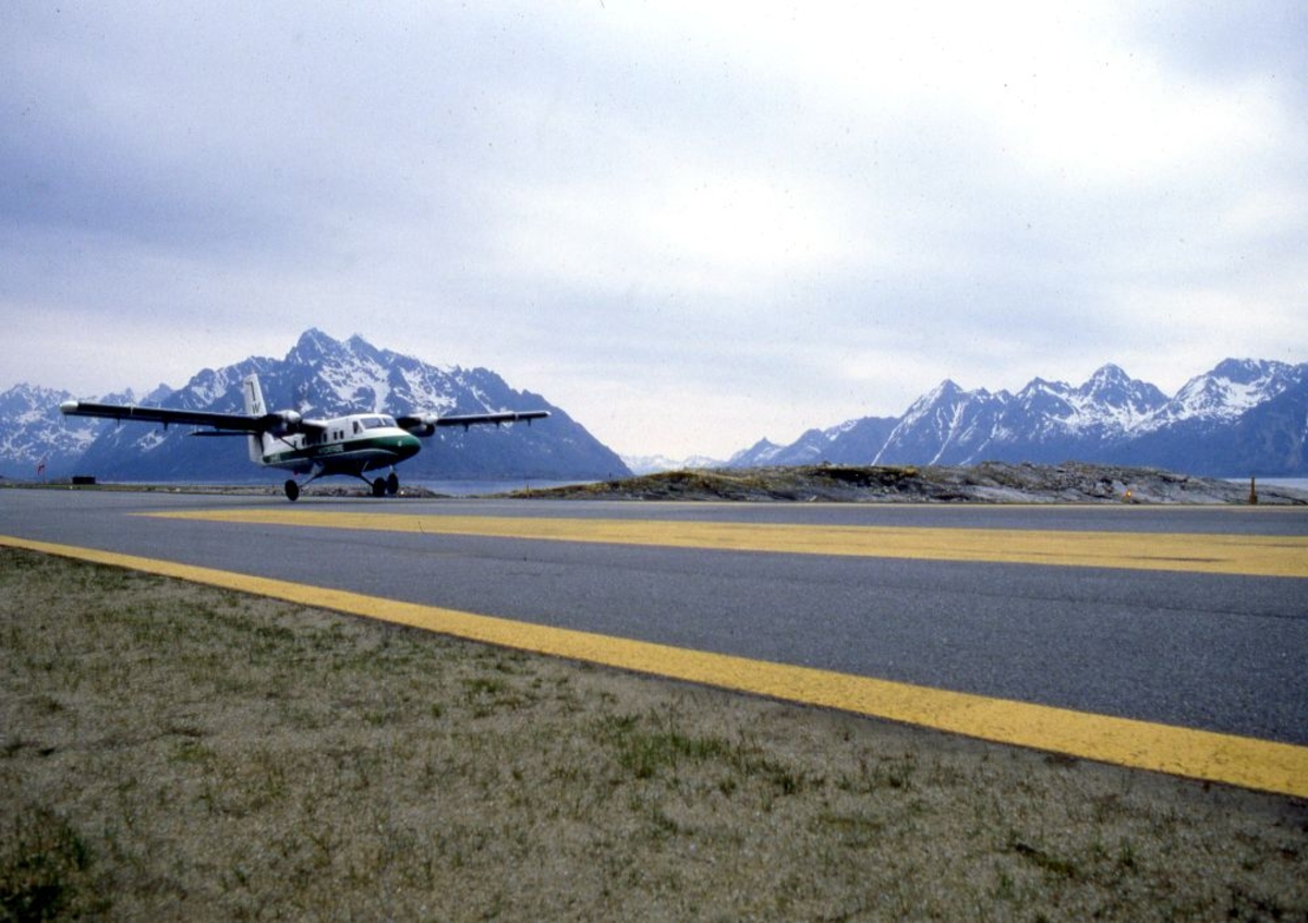 Lufthavn (flyplass). Et fly, DHC-6-300 Twin Otter fra Widerøe lander.