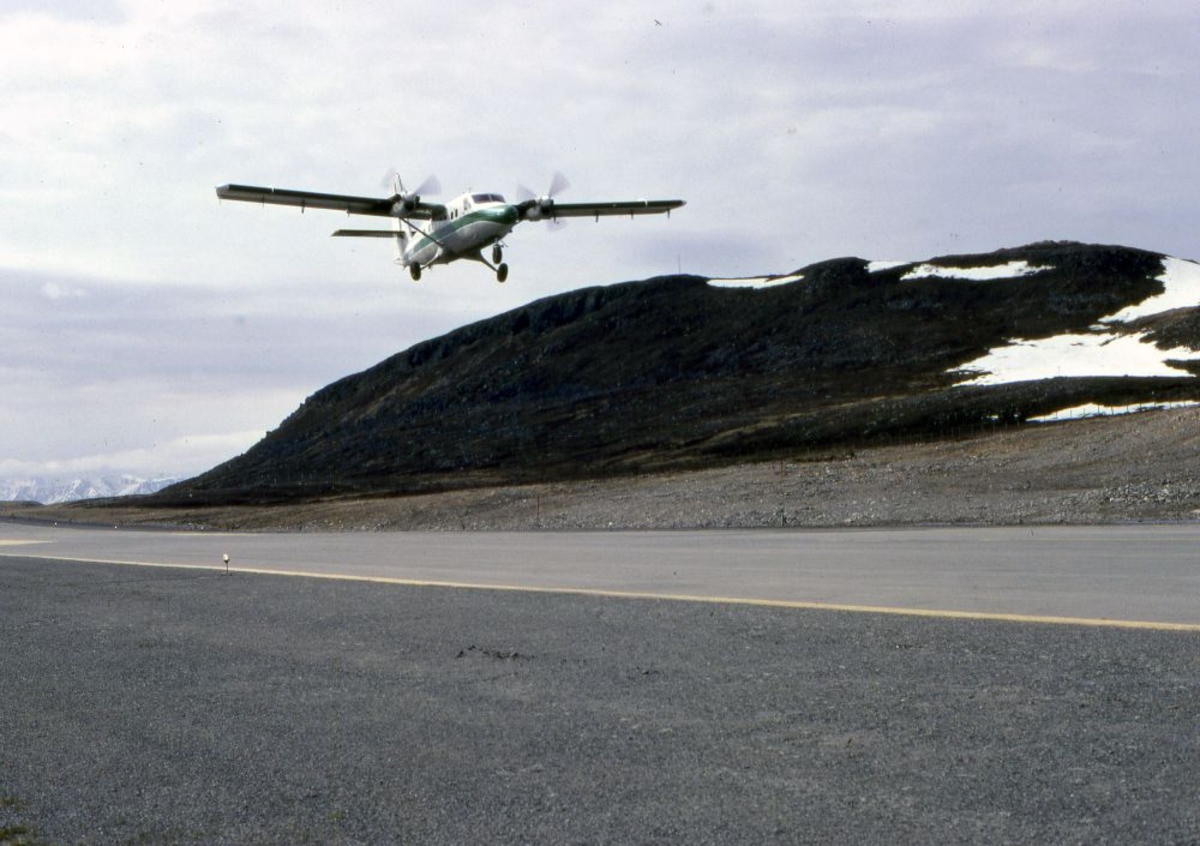 Lufthavn (flyplass). Et fly, LN-BEZ, DHC-6-300 Twin Otter fra Widerøe, tar av (take off) fra flyplassen.
