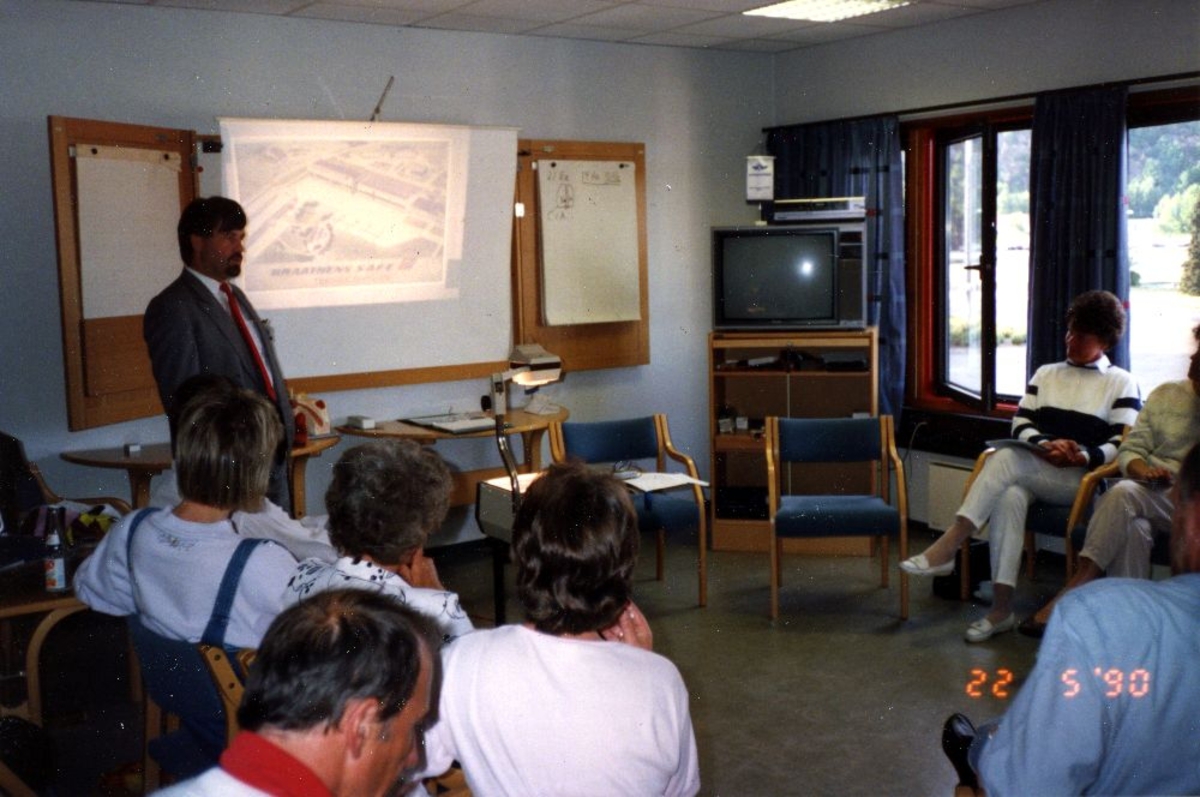 Landskap. Flere personer samlet i et klasserom på flyskrekkurs i regi Braathens SAFE.