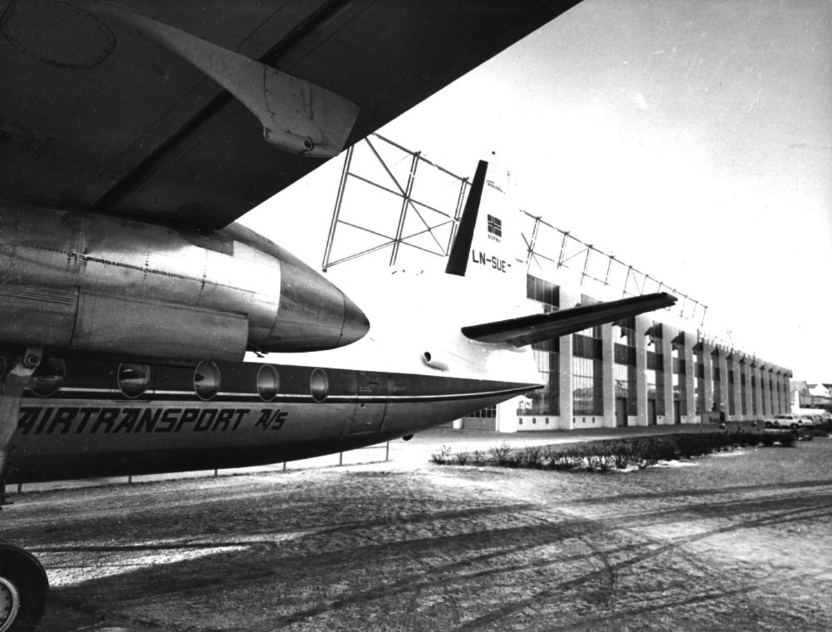 Lufthavn/flyplass. Sola/Stavanger. Et fly, LN-SUE, Fokker F27 Frienship fra Braathens SAFE parkert utenfor hangaranlegget.