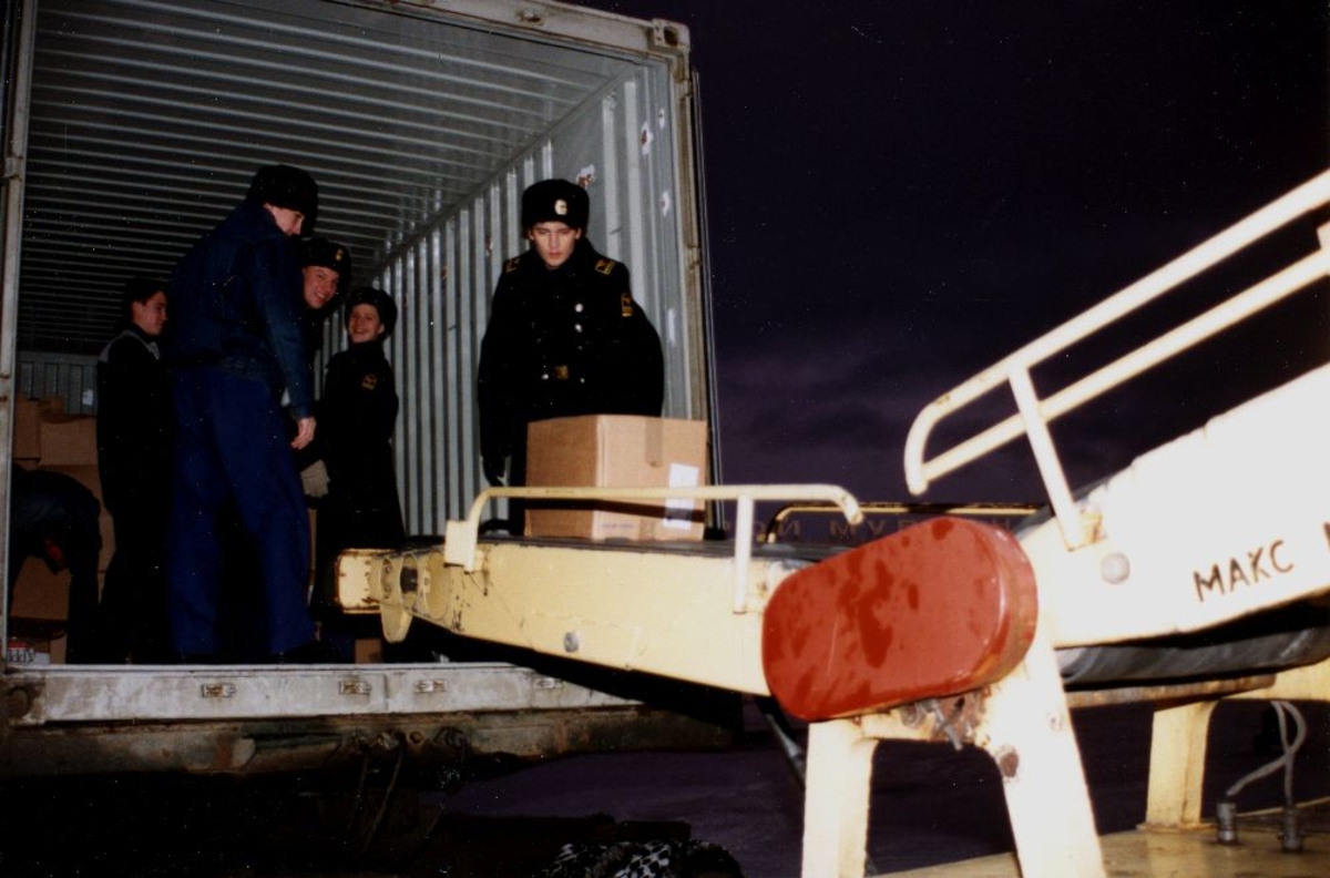 Lufthavn/Flyplass. Murmansk. Braathens SAFE's første anløp der, og cargo losses under observasjon fra flyplassmyndigheter.