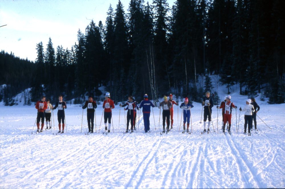 Landskap. Flere personer (skiløpere) fra Braathens SAFE er samlet klare til start i bedrifts skirenn.
