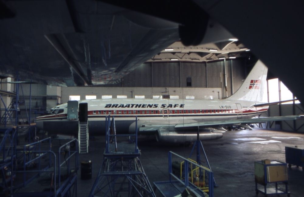 Lufthavn/Flyplass. Sola. Et fly, LN-SUD, Boeing 737 fra Braathens SAFE i  hangar for vedlikehold og inspeksjon.