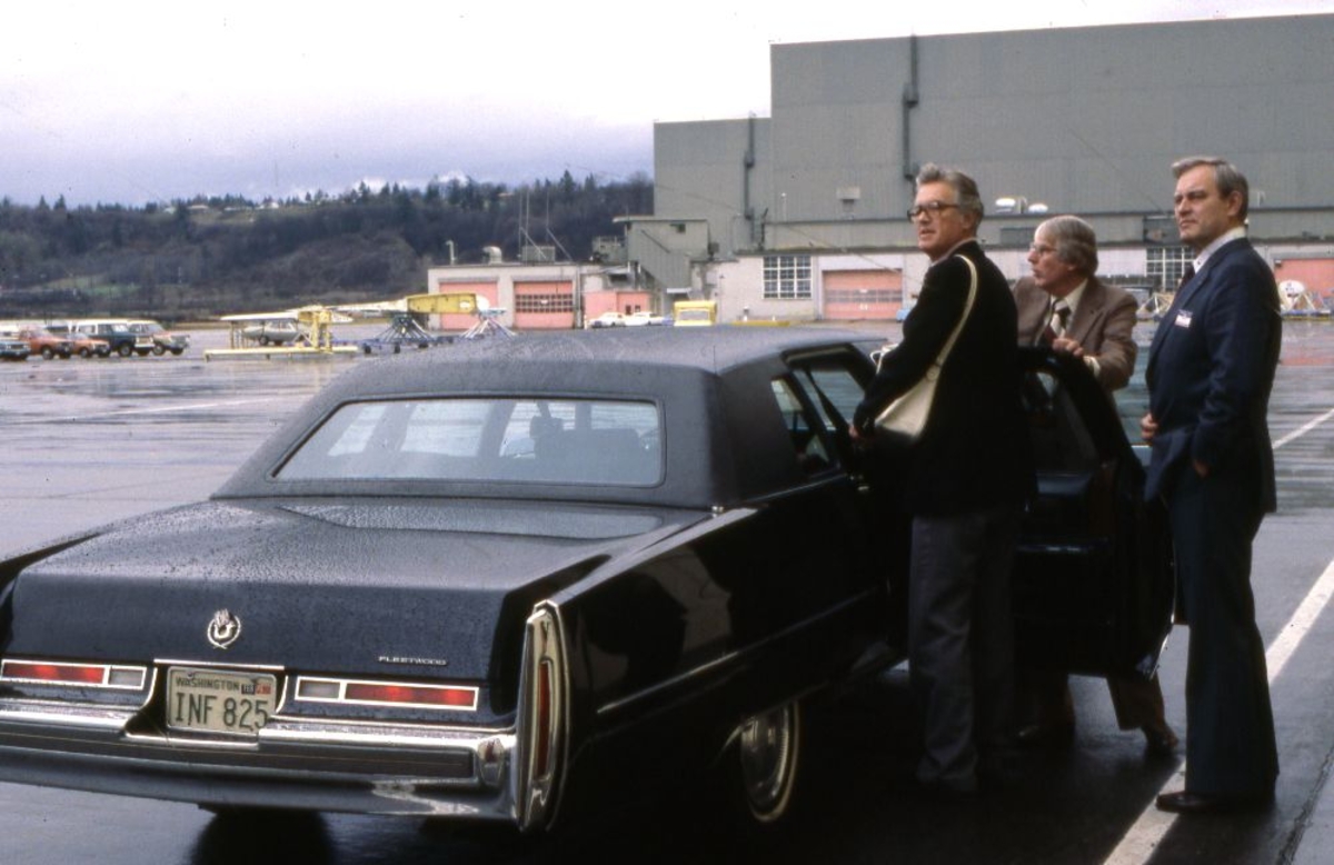 Lufthavn/Flyplass. Seattle. Tre personer og en personbil venter på sjåføren.