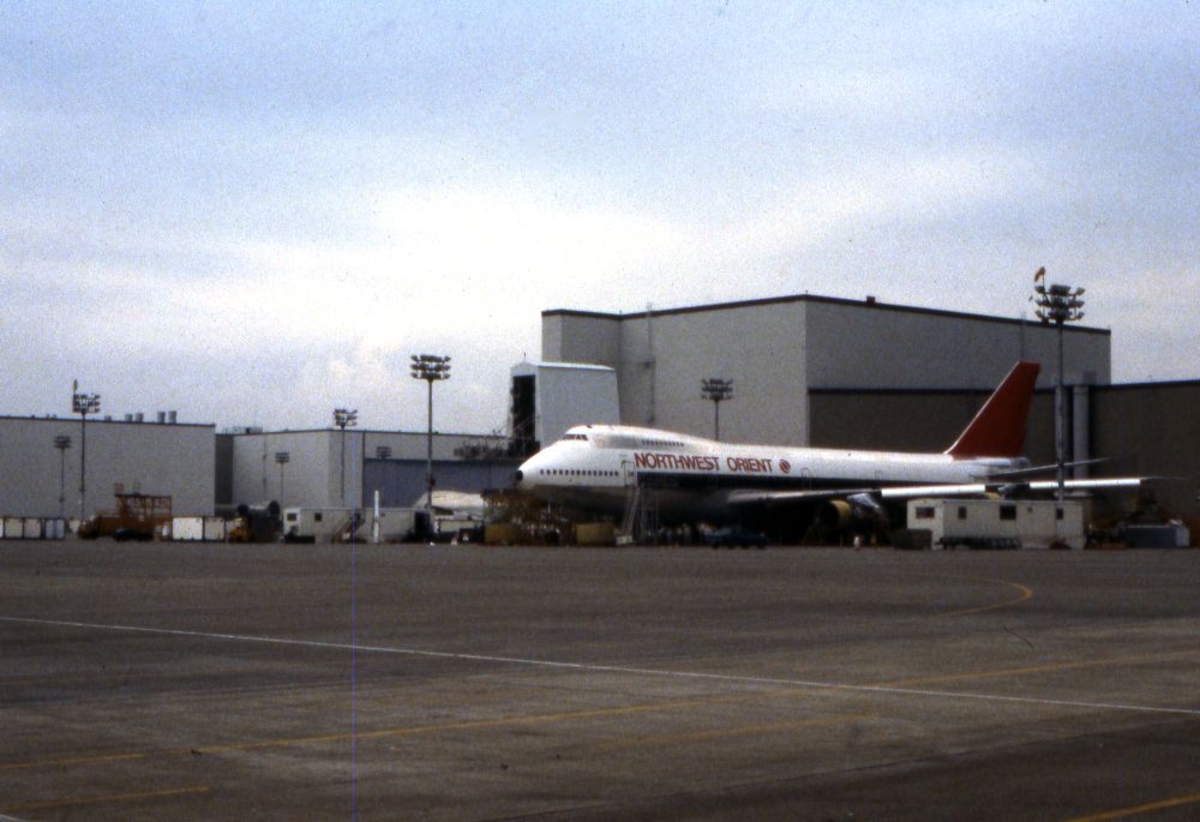 Landskap. Boeings flyfabrikk Seattle. Et fly, Boeing 747 malt i flyselskapet Northwest Orients farger.