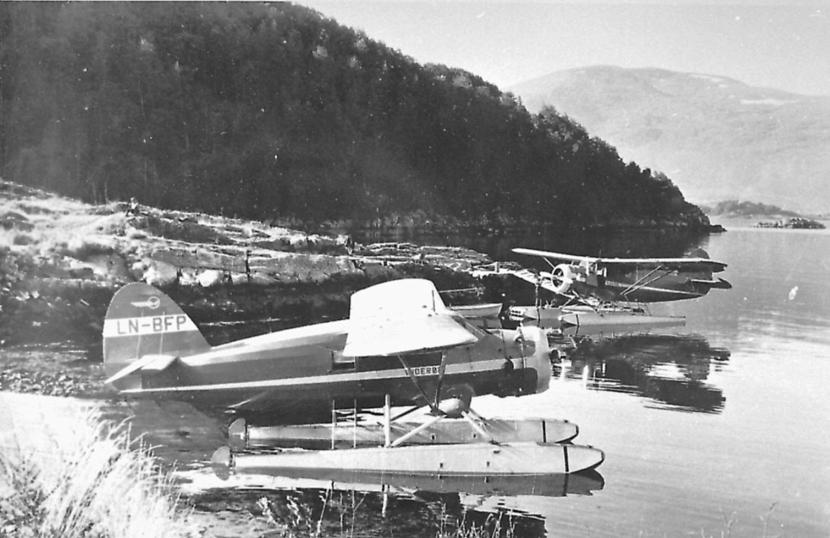 Sjøflyhavn, To fly Noorduyn Norsemann Mk.IV fra Widerøe ved strandkanten. Foran, Norseman R-AO, LN-BFP ser no. 67. 