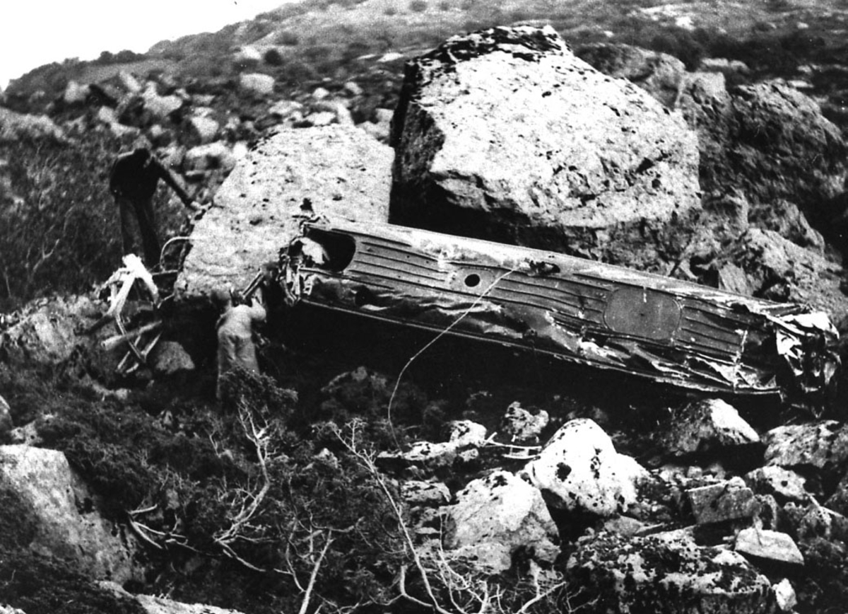 Landskap, store steiner, rester etter ett fly/flyvrak, Junkers JU 52, LN-DAE "Havørn" fra DNL.