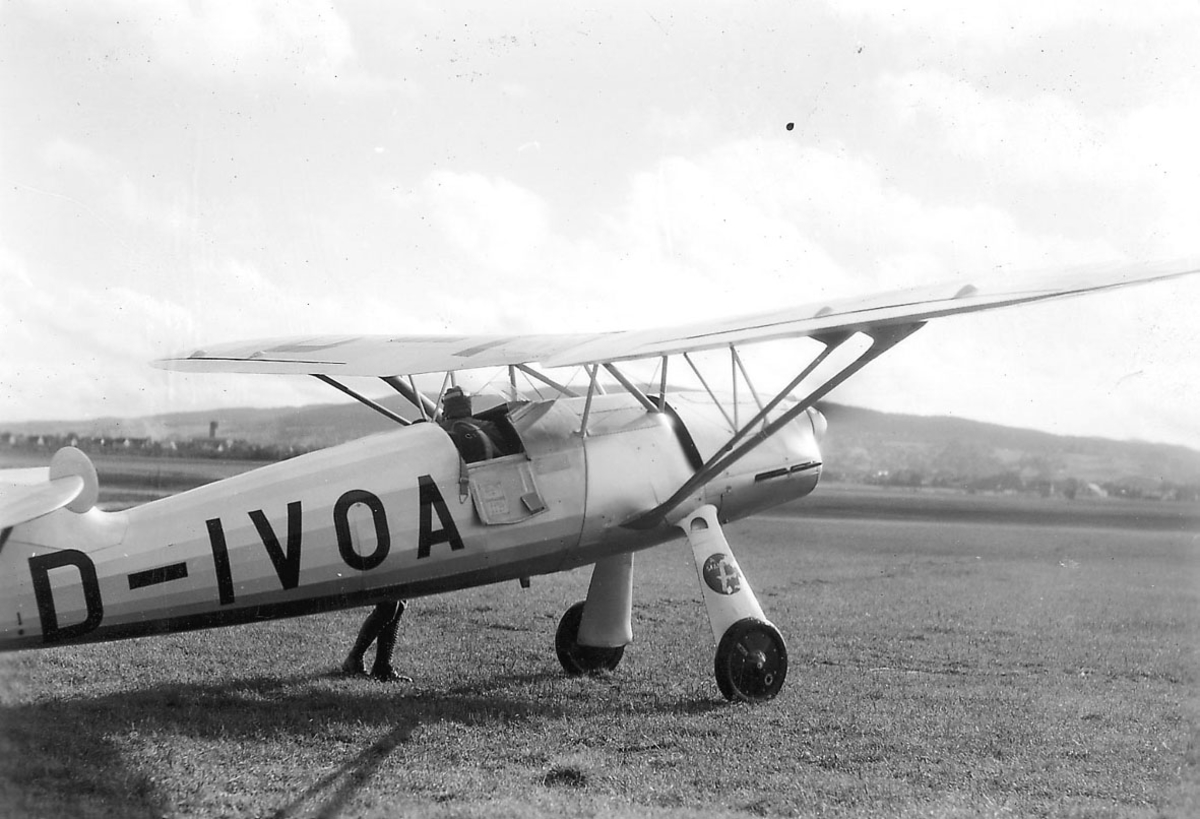 Åpen plass Kjeller  lufthavn. ett fly på bakken, Focke-Wulf FW 56 "Støsser", D-IVOA.