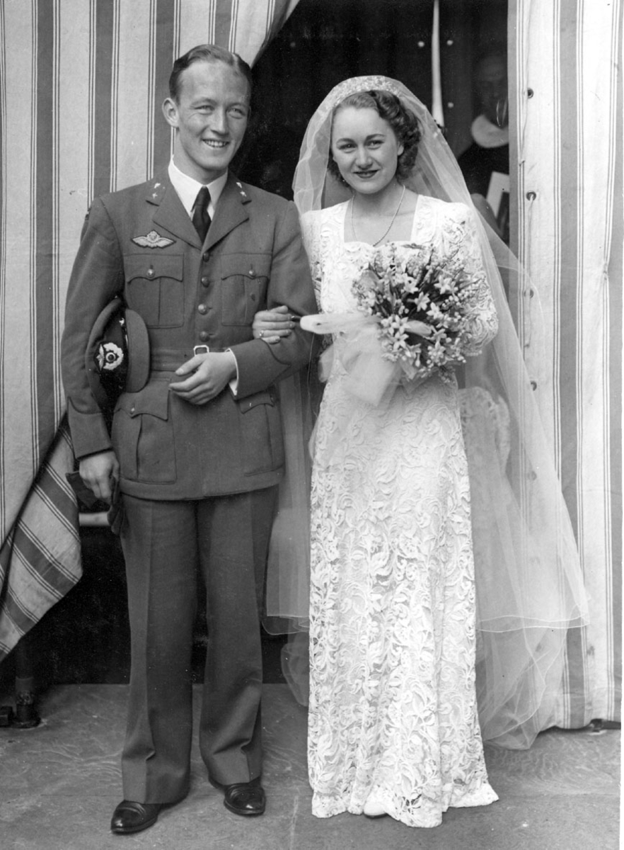 Portrett, bryllupsbilde, tatt på trappa, ant. foran kirke. Mannspersonen i militæruniform, kvinnen i brudekjole.