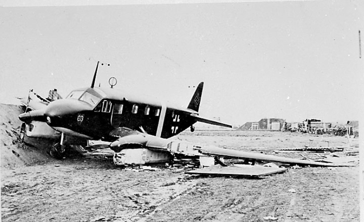 Skadet fly - flyhavari, Caudron C.445 "Goeland" (Seagull) ??+YL. Ligger på bakken, skrått forfra.