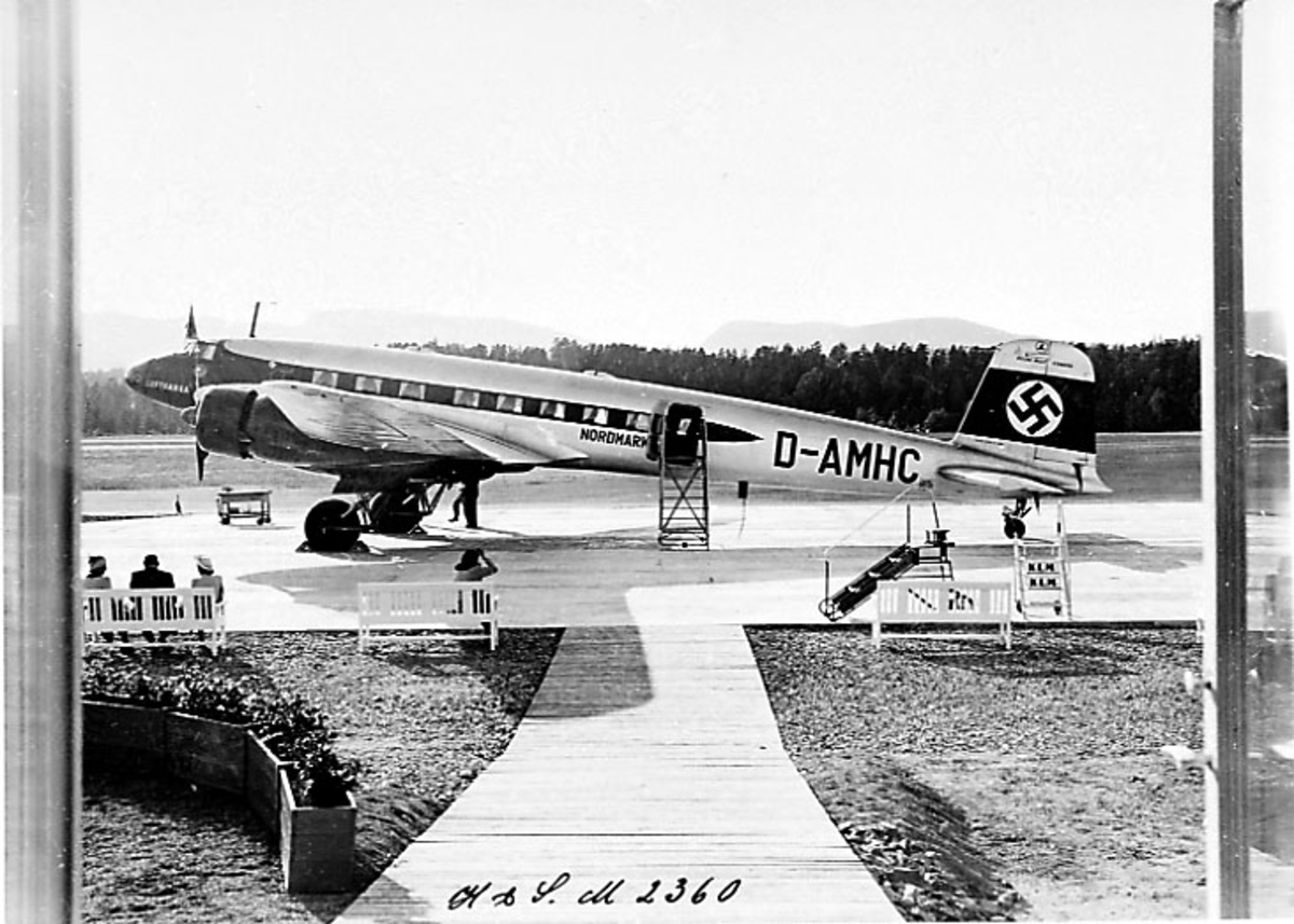 Lufthavn, 1 fly på bakken Focke-Wulf Fw200 Condor D-AMHC "Nordmark"  fra lufthansa. Hakekors på haleparti. 