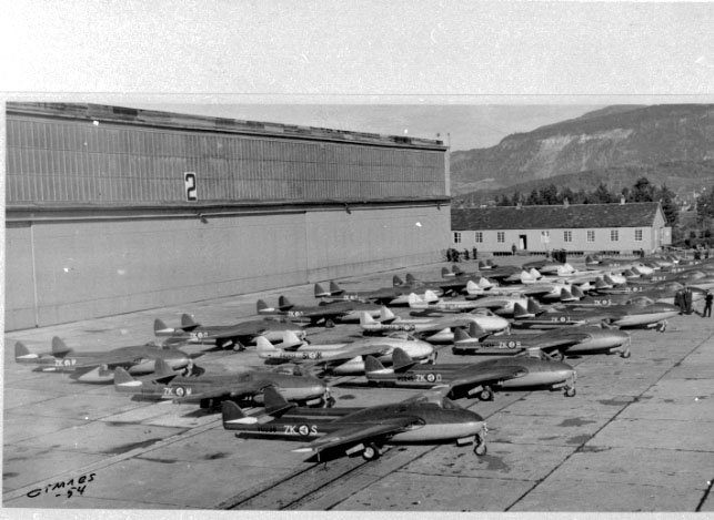 Lufthavn, Mange fly oppstilt. Vampire FB.MK.52 og F.MK.3 og T.MK.55