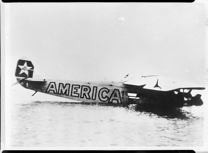t fly ligger noe skadet på havoverflata. Fokker C-2A "America".