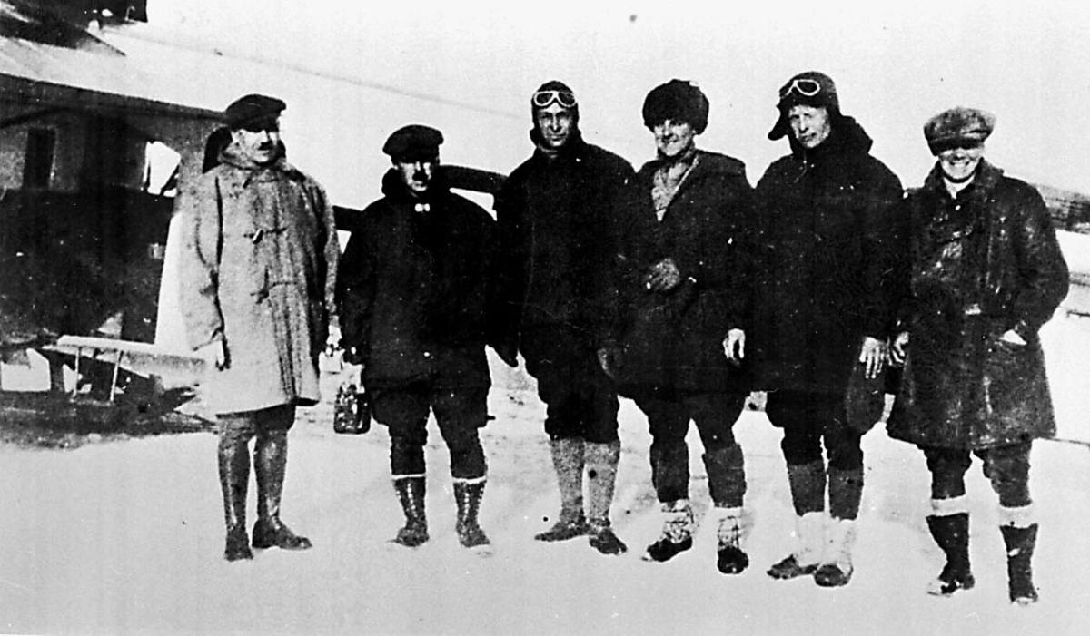 Gruppeportrett, 6 personer ved 1 fly, Fokker Universal, G-CAFU fra Western Canada Airways.
Bildet tatt ved Hudson Bay airlift i 1927. Piloter fra Canadian WCA. Fra venstre Al Cheesman, Rod Ross, Bernt Balchen og Fred Stephenson.