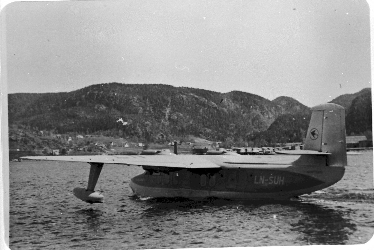 1 fly i sakte fart på havoverflata, Short SA-6 Sealand Mrk.1 M, LN-SUH fra Vestlandske Luftfartselskap A/S.