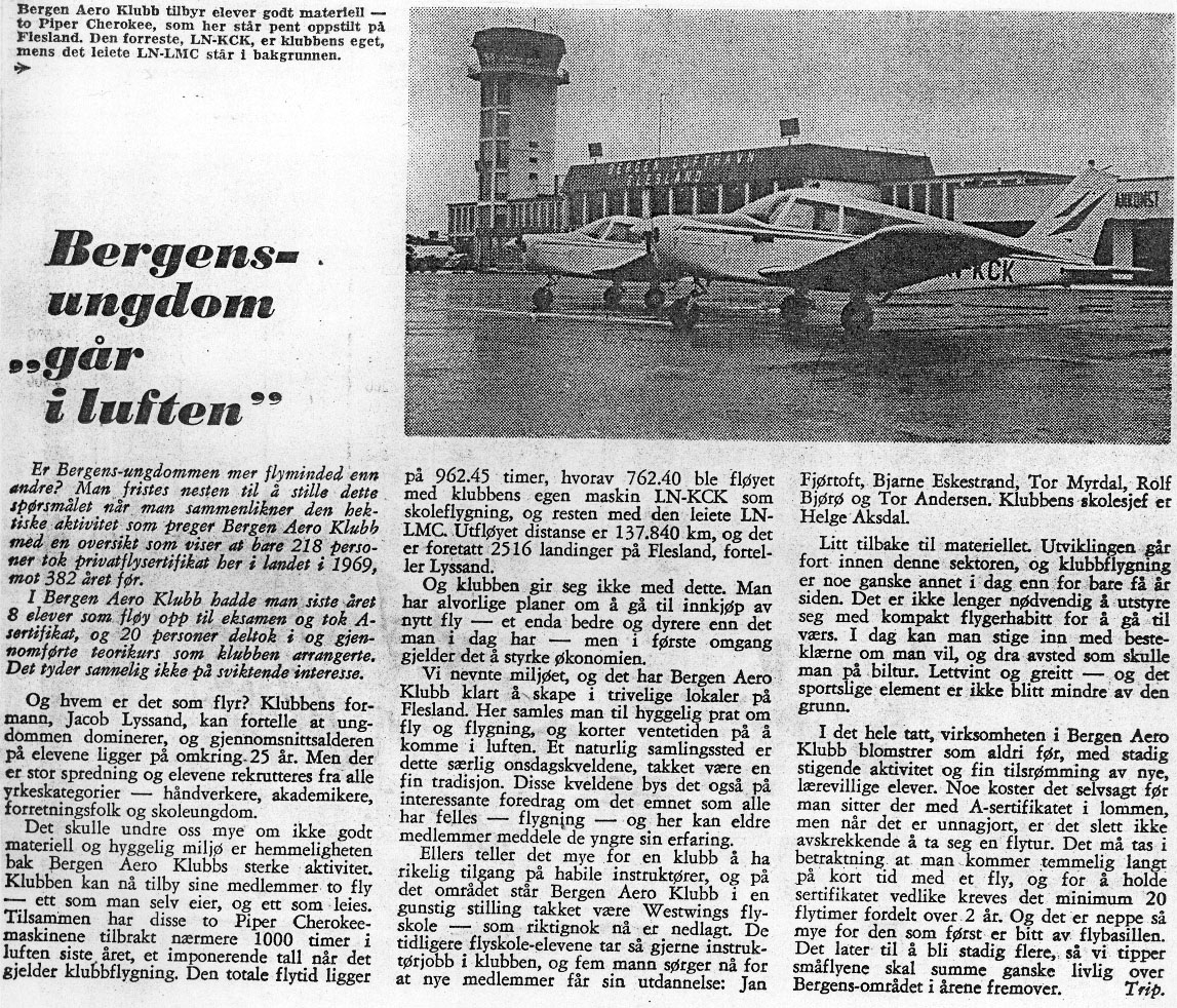 Maskinkopi av avisartikkel, og foto av terminalbyggning med 1 fly på bakken. "Bergens-ungdom går i luften"