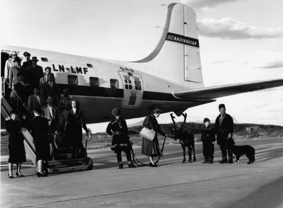 Lufthavn, 1 fly på bakken DC-6B, LN-LMF "Agne Viking" fra SAS. Flere personer ved flyet.
