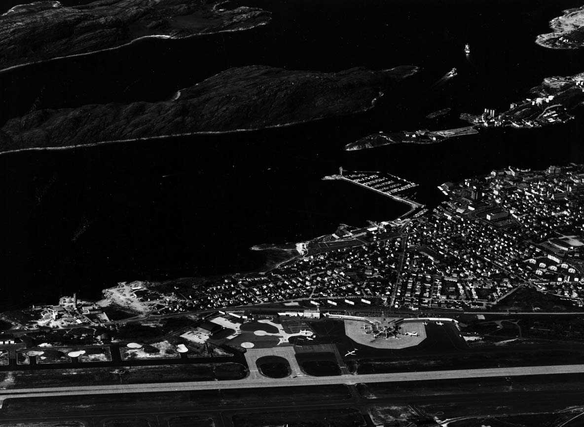 Luftfoto.    En del av Bodø by med flyterminal.