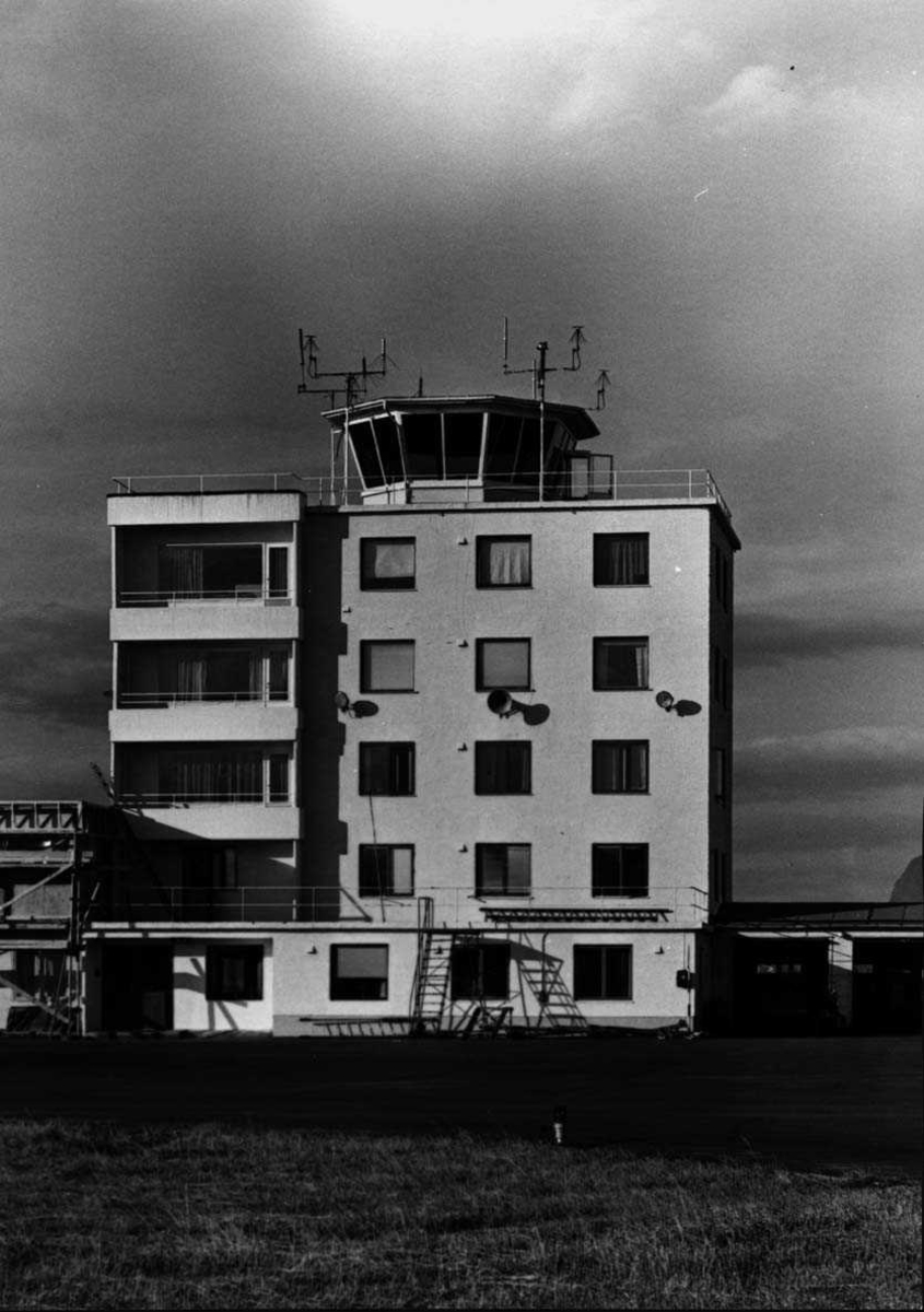 Lufthavn-flyplass.     Bodø kontrolltårn.