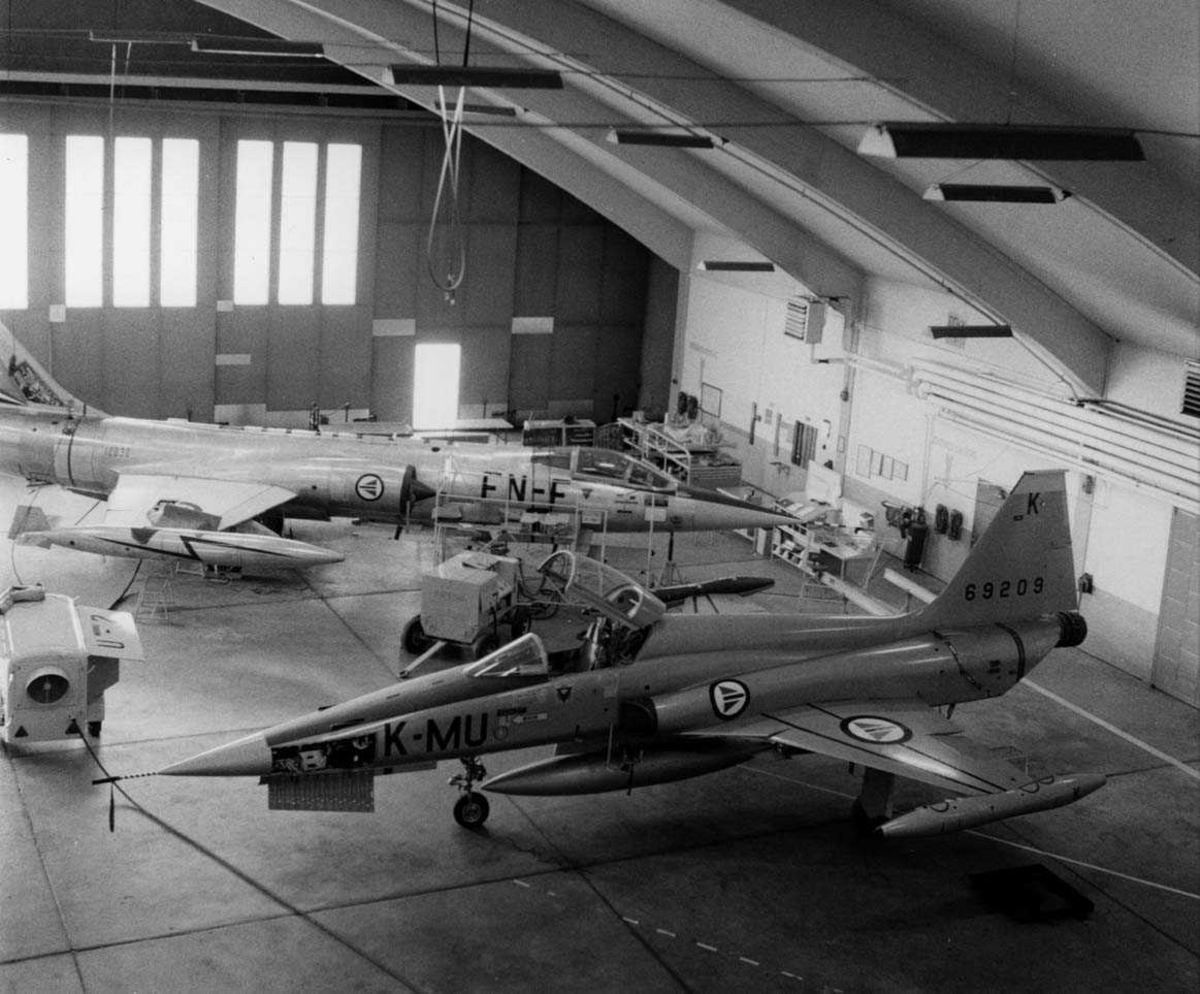 Jagerflyene F-104G og F-5 i hangar A i Bodø for ettersyn