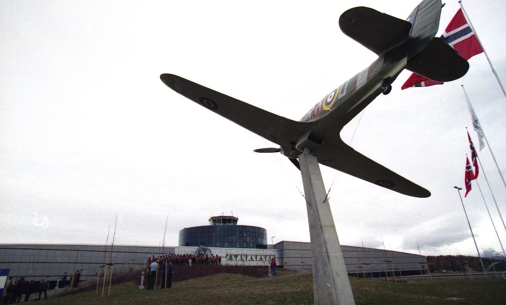 Landskap.
Norsk Luftfartsmuseums åpning militære del. På sokkel utenfor bygningen en Hawker Hurricane i original maling..