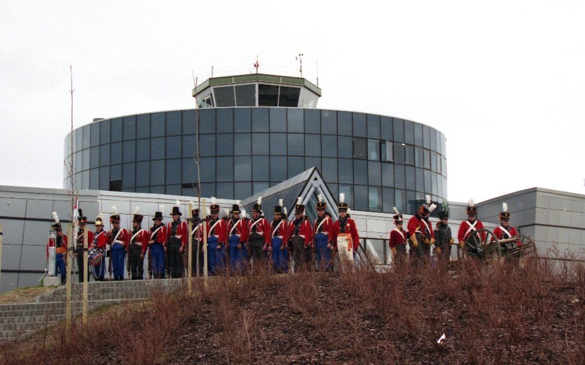 Landskap.
Norsk Luftfartsmuseums åpning militære del. Det Søndenfieldske Frivillige Musqueteer Corps oppstilt foran inngangspartiet.