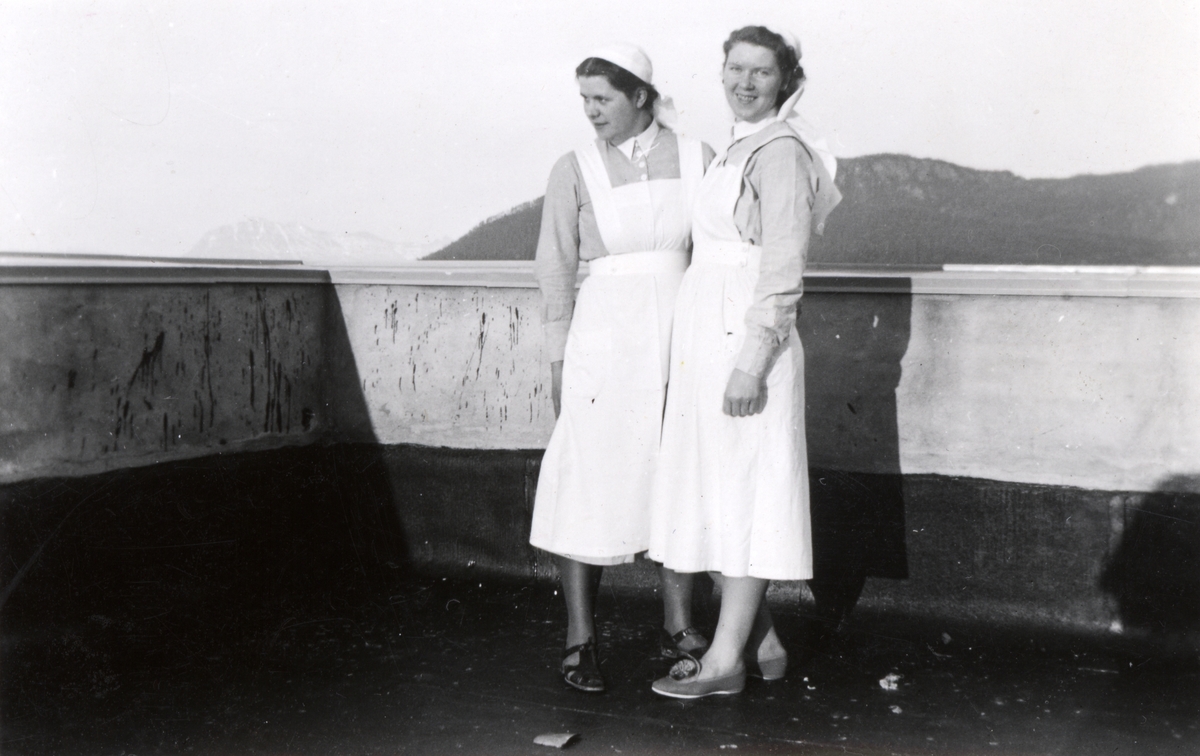 To sykepleiere fotografert på taket til gamle Harstad sjukehus.