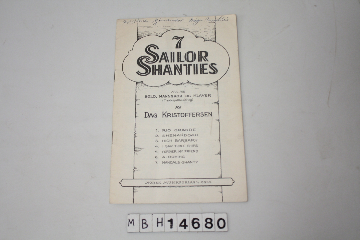 3 stik like hefter: "7 Sailor Shanties" 12 sider. 2 av heftene er ikke stiftet sammen. Noter og tekst på shanties-sanger.