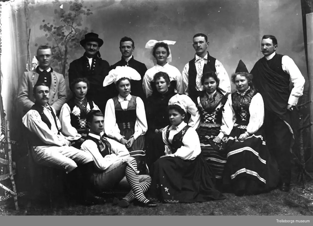 Folkdanslag, omkring 1905. På bild från vänster: - Sittande 2) Ida Jönsson - 2-dra raden: 2) Gerda Mörck, 4) Louise ?, 5) Lilly Sjöblom och 6) Astrid Sjöblom - 3-dje raden: 4) Ida Nedström.