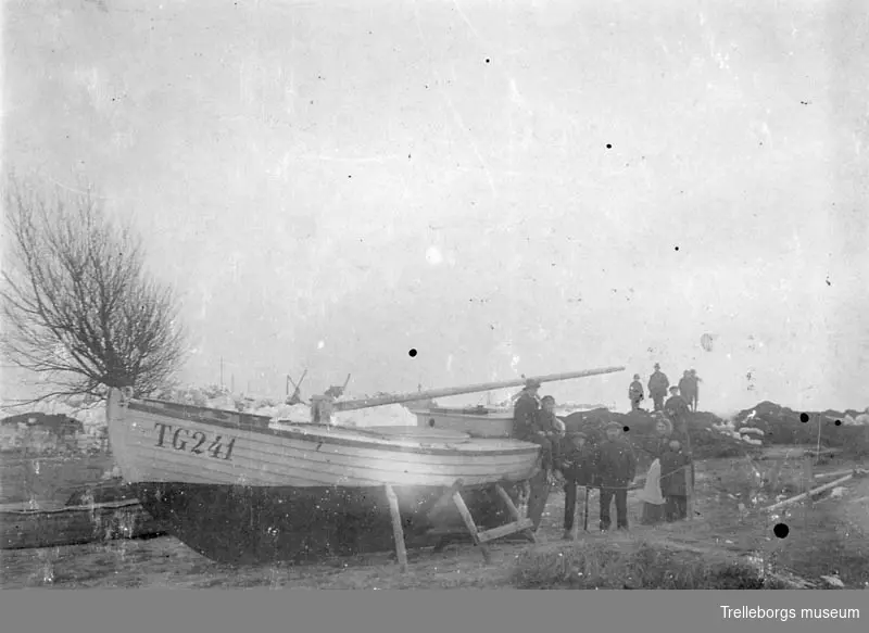 Fiskebåten TG 241. Isen lamslår fisket i Gislöv. Enligt accessionsboken: Överlämnad av fiskare Petter Larsson i Gislöv.