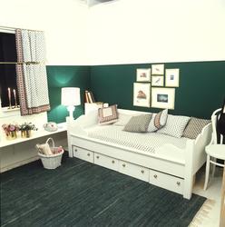 Sengebenk med skuffer under sengen. Illustrasjonsbilde fra N