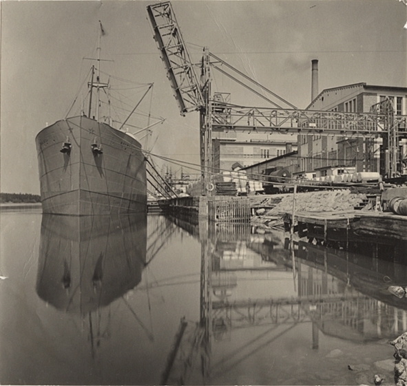 Lastmotorfartyget BALBOA av Stockholm, byggt i Göteborg 1919. Lastnings ...