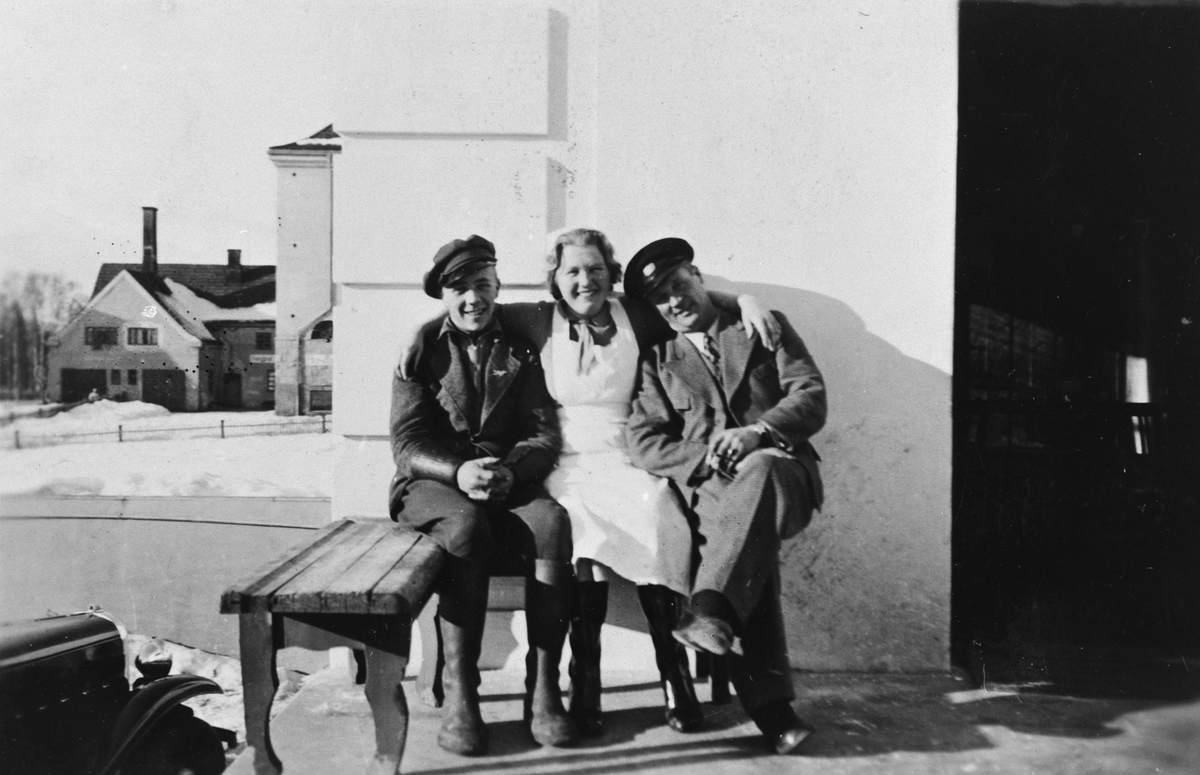 Drosjesjåførene Kolbjørn Fønsrud og August Hornkvern med serveringsdame fra kafé "Nasj" (Kafé Nasjonal). Elverum. 1938.