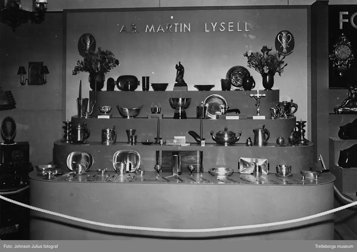 Hantverksutställning 1938. AB Martin Lysells juveleraraffär visar silverföremål.