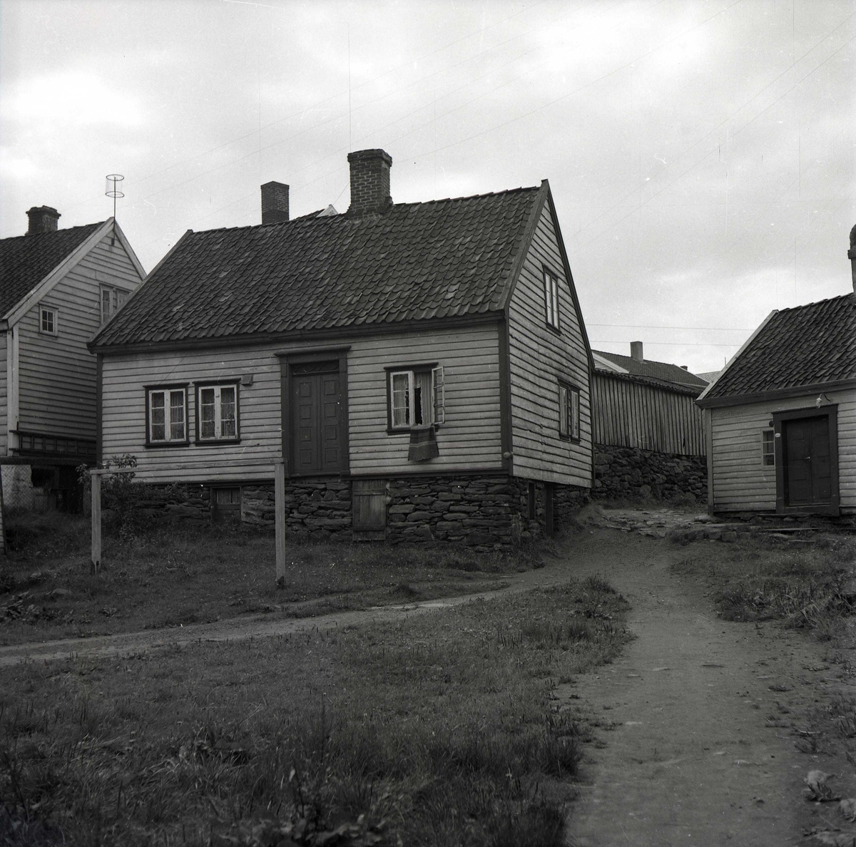Dokken fotografert fra øst. Til h. ses litt av Stavahuset, Brogt. 13 B. Midt på bildet Losahuset, Brogt. 9 C. Bildet er tatt før den nye Hasseløybroa ble bygget. Hasseløybro bygget 1954.