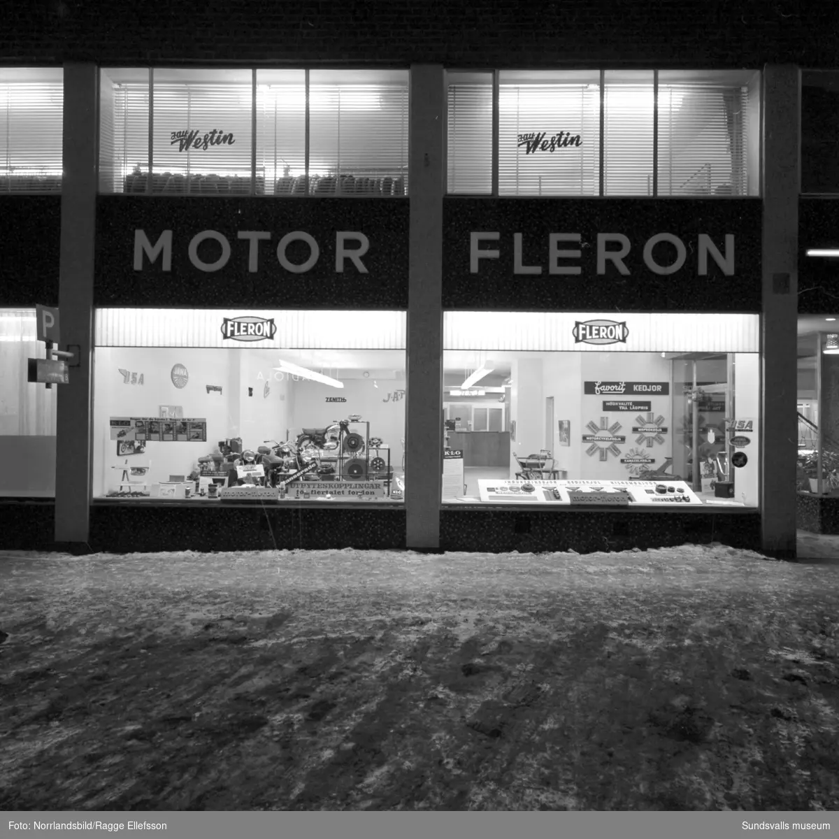 Motor-Fleron vid Trädgårdsgatan, skyltfönster och interiör.